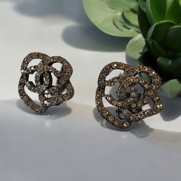 Elegant Chanel Silver Camellia Earrings - Picture 3 of 7